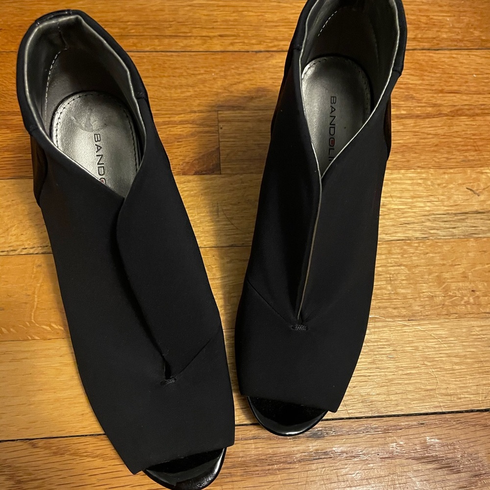 Front slit peep-toe black wedge